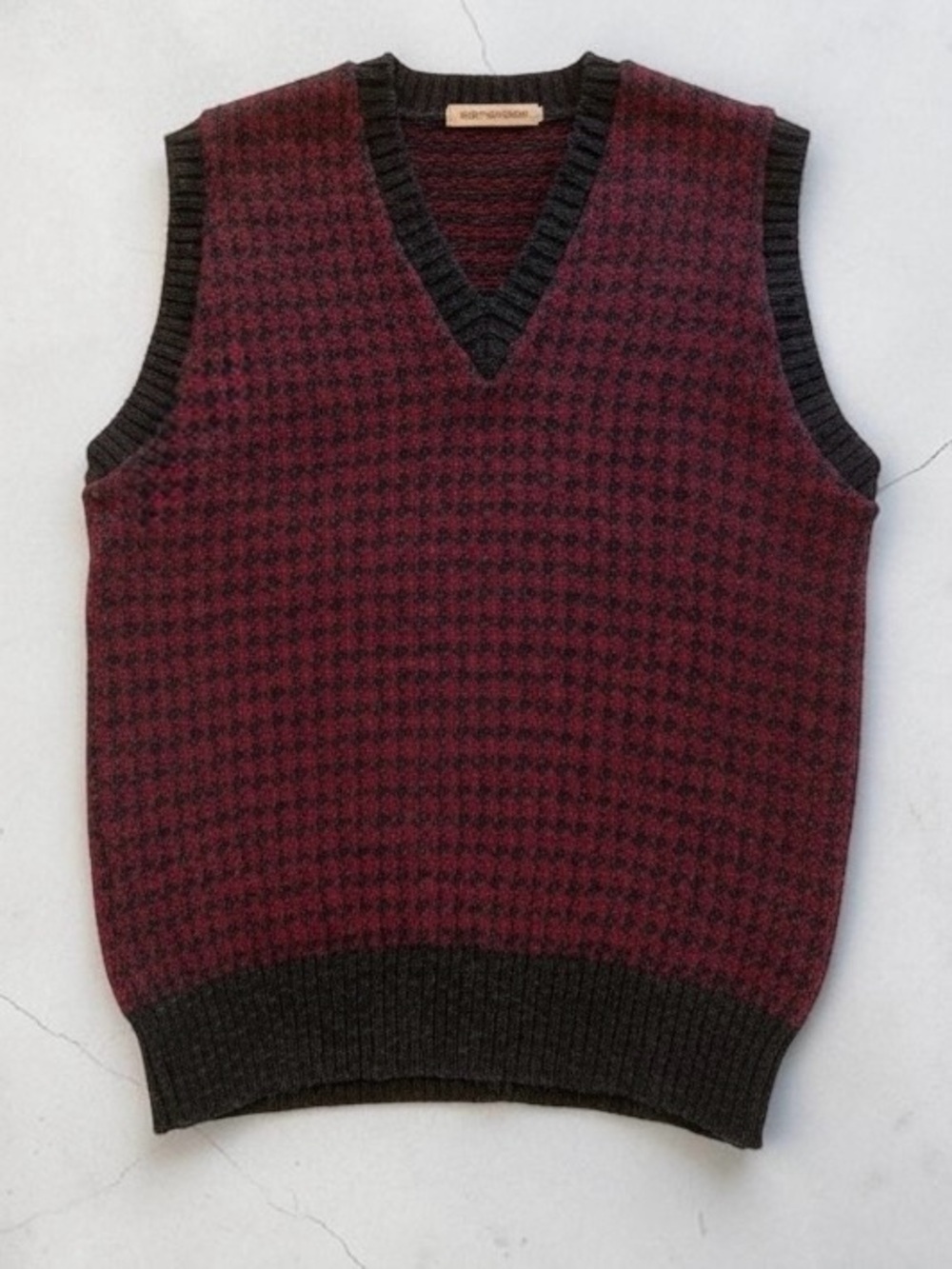 Bloomingdale’s Traditions Wool Sweater Vest Scotland Red Black Houndstooth Sz L